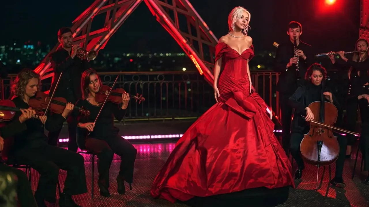 Stillbild ur Christina Aguilera: Christmas in Paris