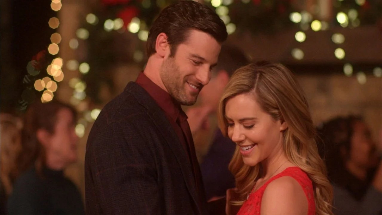 Stillbild ur Love at the Christmas Contest